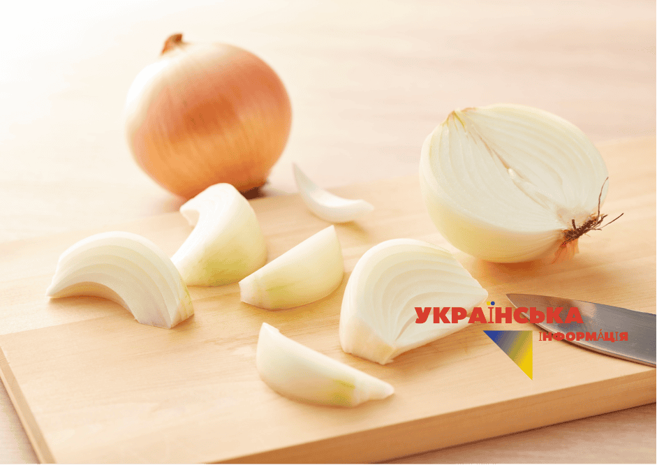 ріжемо цибулю для начинки Цибулевого пирога
