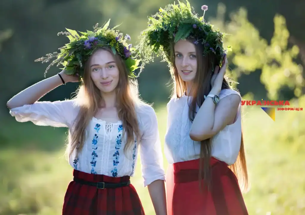 традиційне вбрання на святкування язичницького свята Івана Купала з віночком з трав на голові, що перехрещується зі християнським святом різдва Іоанна Предтечі