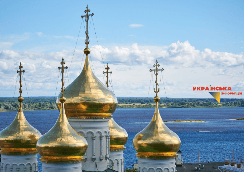 На фото зображено православний християнський храм з хрестом на його куполах